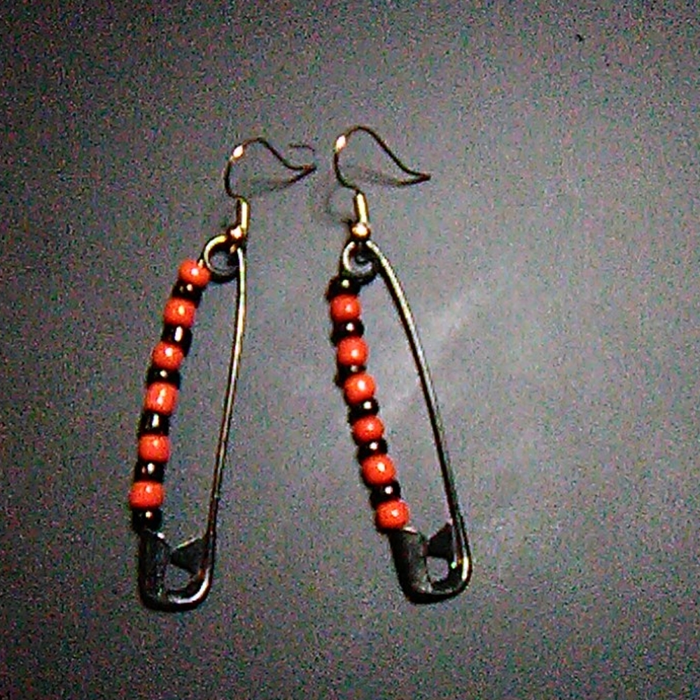 ✨free w/ bundle✨Red and black bead earrings